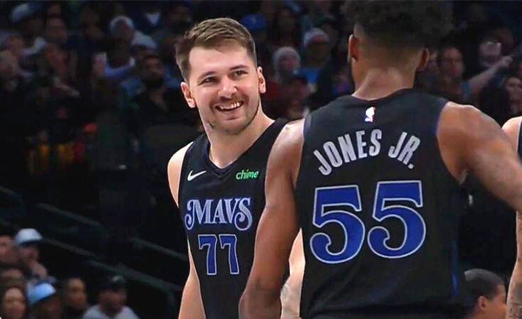 威少和裁判示意是阿夫迪亚肘击的自己 但裁判无动于衷（威少示意遭阿夫迪亚肘击，裁判选择无视）