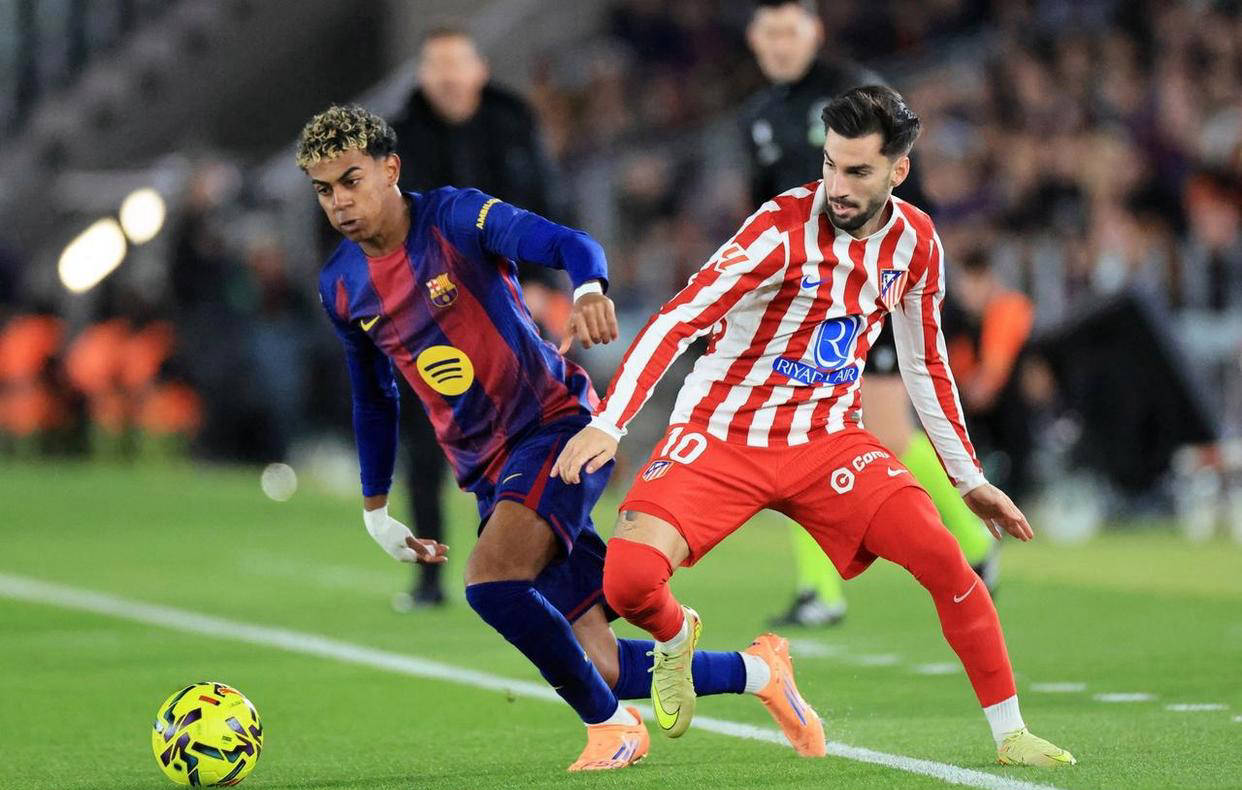 状元本色！弗拉格篮下接球原地起跳 单臂举火烧天暴扣惊艳全场（状元风采尽显！弗拉格篮下接应原地起飞，单臂擎天重扣惊艳全场）