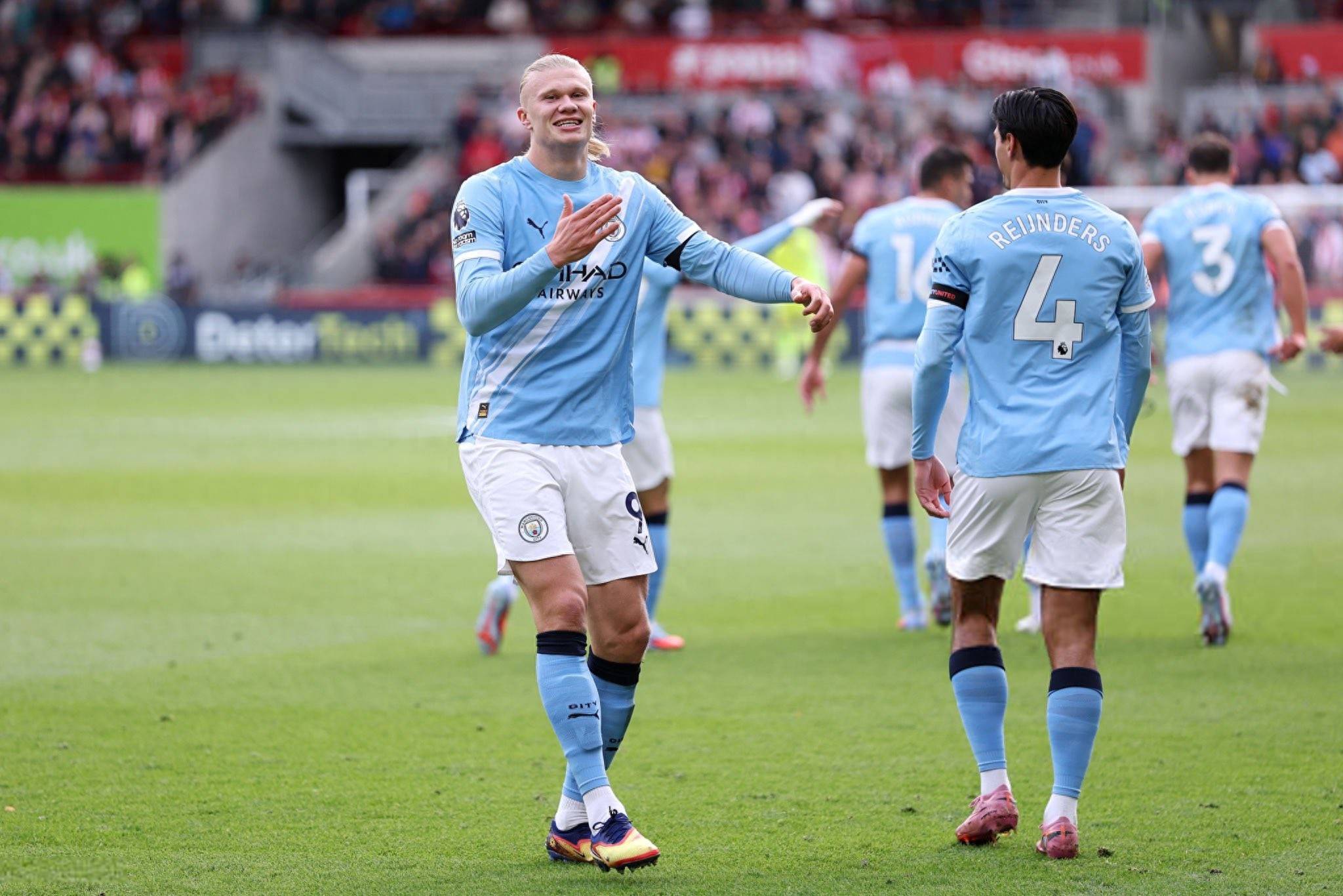 现场观看梅西杯，梅西与苏亚雷斯儿子本哈明一同观战（梅西携苏亚雷斯之子本哈明现身梅西杯看台）