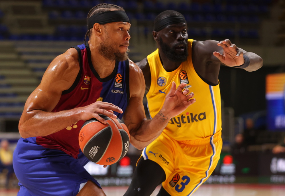 杜兰特关键中投命中，全场欢呼（杜兰特关键中距离一击命中，引爆全场）