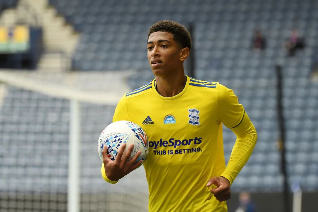 记者：曼城和拜仁有意切尔西19岁中卫阿昌庞，但仍未报价（记者称曼城、拜仁相中切尔西19岁中卫阿昌庞，暂未出价）