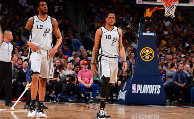 师徒重聚，阿隆索与维尔茨赛后拥抱致意，后者赠出比赛球衣（师徒再会，阿隆索赛后与维尔茨相拥，维尔茨赠球衣致意）