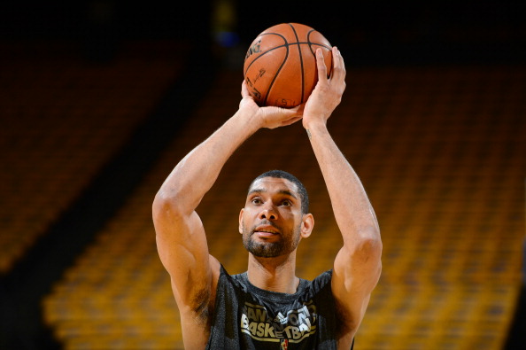 太疼了，萨勒马克尔斯被对手踩中后在地上抽动（萨勒马克尔斯遭对手踩踏后痛苦抽搐倒地）