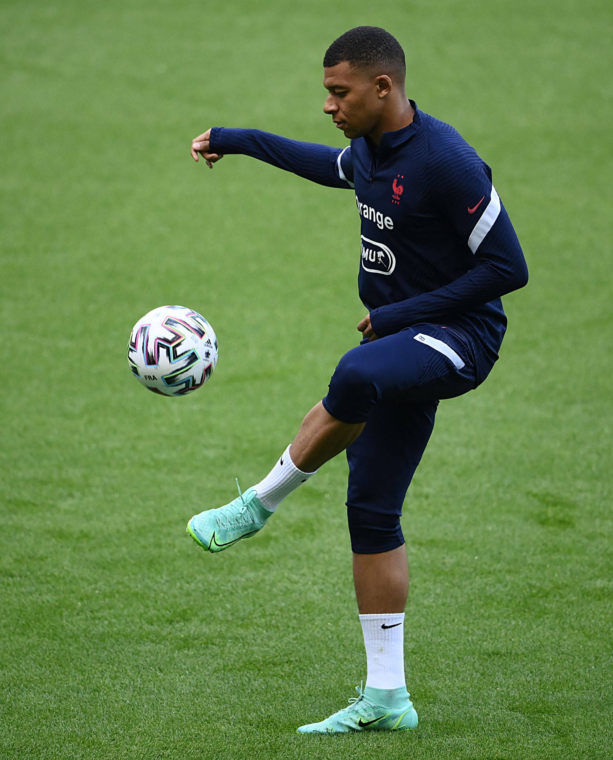 都体：凯利主动放弃休息日加紧恢复；卡瓦尔恢复进度稍慢一些（都体：凯利自愿放弃休息日全力康复；卡瓦尔恢复节奏偏慢）