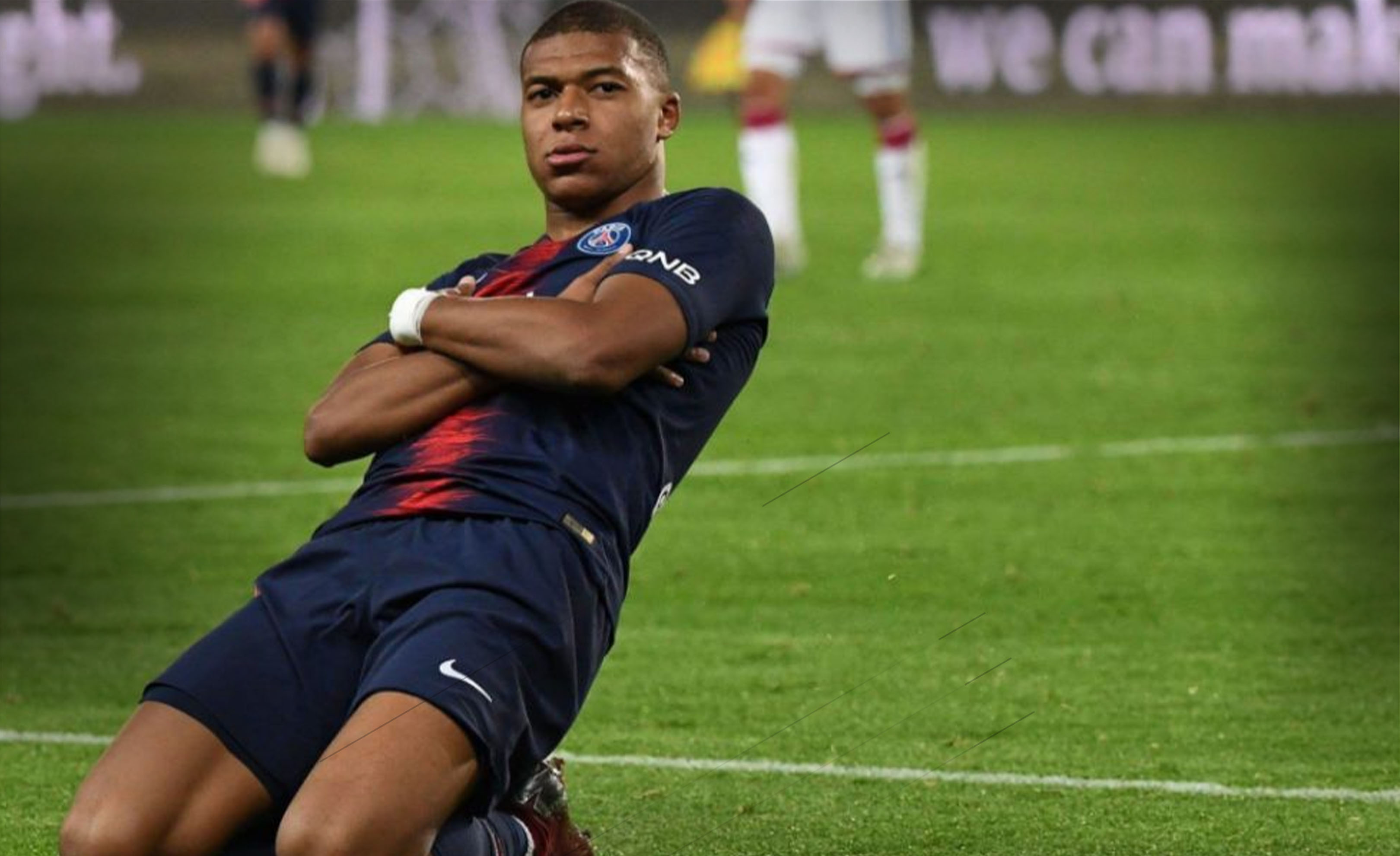 沃克半场表现惊艳，三分球成为杀手锏（沃克半场大放异彩，三分球化作制胜利器）