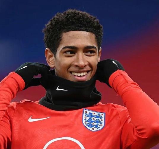 第3次当选，官方：乔纳森-戴维当选2025年加拿大最佳男足球员（官方宣布：乔纳森-戴维第三次荣膺2025年加拿大年度最佳男足球员）