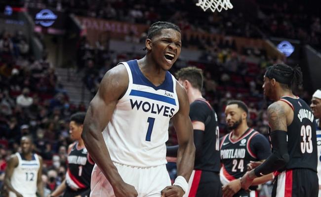 詹姆斯关键时刻连拿10分创赛季新高，头戴皇冠引球迷欢呼模仿（詹姆斯关键时刻连得10分刷新赛季新高，戴皇冠庆祝点燃球迷模仿热潮）