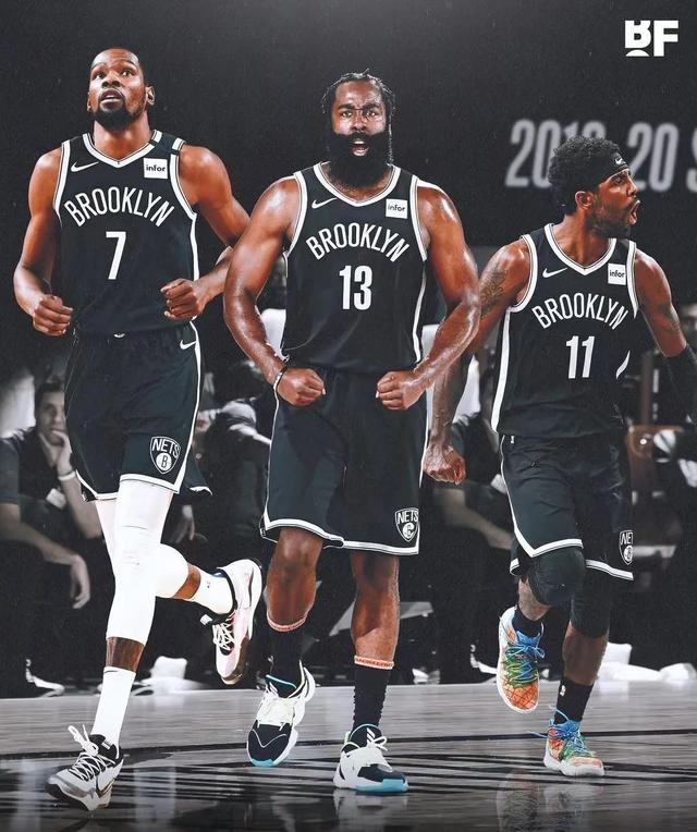 53岁齐达内夜游上海，与大妈踢毽子几分钟融入氛围，展现顶级球商（53岁齐达内夜逛沪上，与大妈踢毽子几分钟就打成一片，顶级球商尽显）