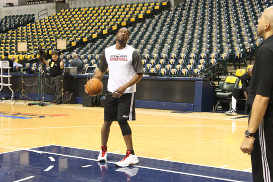 问题不大！文班亚马空切接球脱手差点失误 调整一下直接放篮！（无碍！文班亚马空切接球出现脱手险情，冷静调整轻松上篮）