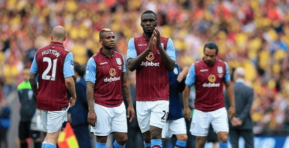 足球国足训练课发生小插曲，球员被逗笑（国足训练课现小趣事，队员忍俊不禁）