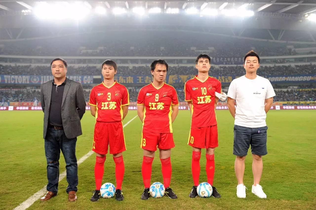 手感神鬼莫测！威尔斯半场15分2篮板（威尔斯半场砍下15分2板，手感难以捉摸）