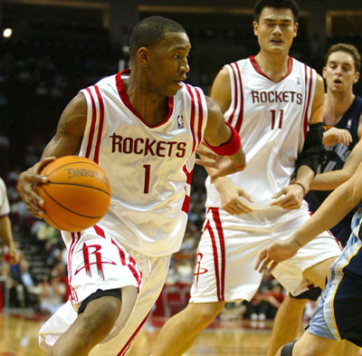 萨林杰送出精准长传，奠定比赛基调（萨林杰一记精准长传，为比赛定下基调）