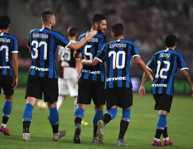 萨拉赫无缘利物浦欧冠名单，斯洛特称俱乐部必须作出回应；此前萨拉赫因未首发炮轰球队（萨拉赫落选利物浦欧冠名单，斯洛特称俱乐部须给出回应；其此前因未获首发公开抨击球队）