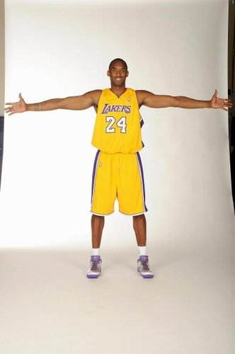 重穿球鞋，前皇马后卫科恩特朗准备参加国王联赛（前皇马后卫科恩特朗复出，将出战国王联赛）