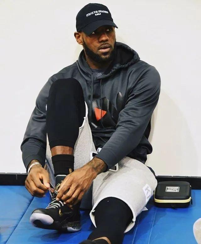 足球国足热身赛表现积极，主帅称进步肉眼可见（国足热身赛表现向好，主帅直言进步一目了然）