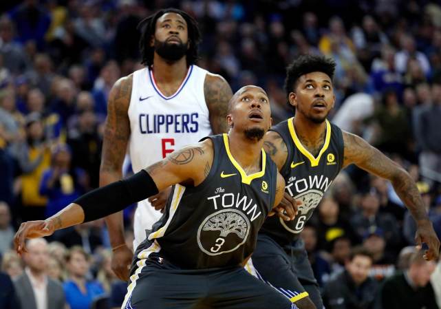 曼联中场梅努的未来：从边缘到重生（从边缘到崛起：曼联中场梅努的前路）