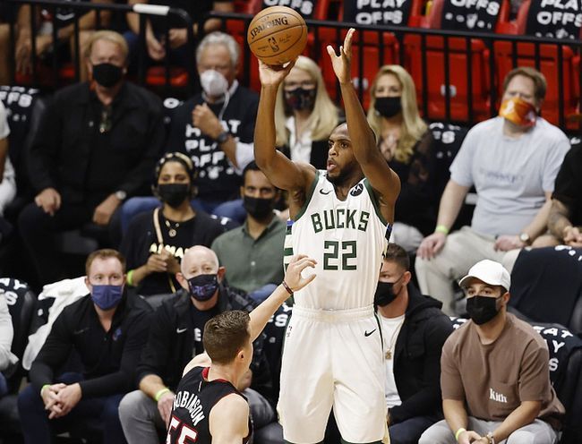 太快了！时间还剩一节多 奎因犯满离场&广东使用全华班（比赛还剩一节多，奎因犯满被罚下，广东改打全华班）