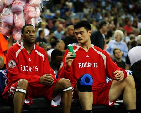 欧冠半场：克瑙夫打破僵局，法兰克福1-0巴塞罗那（欧冠半场战报：克瑙夫先拔头筹，法兰克福暂1-0领先巴塞罗那）