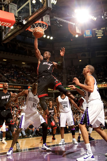 鲍尔超远三分再中，扩大领先优势（鲍尔再飙超远三分，领先优势进一步扩大）